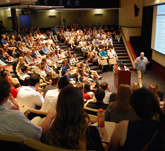 별이 그려진 티셔츠를 입은 여성이 난간에 기대어 있다.